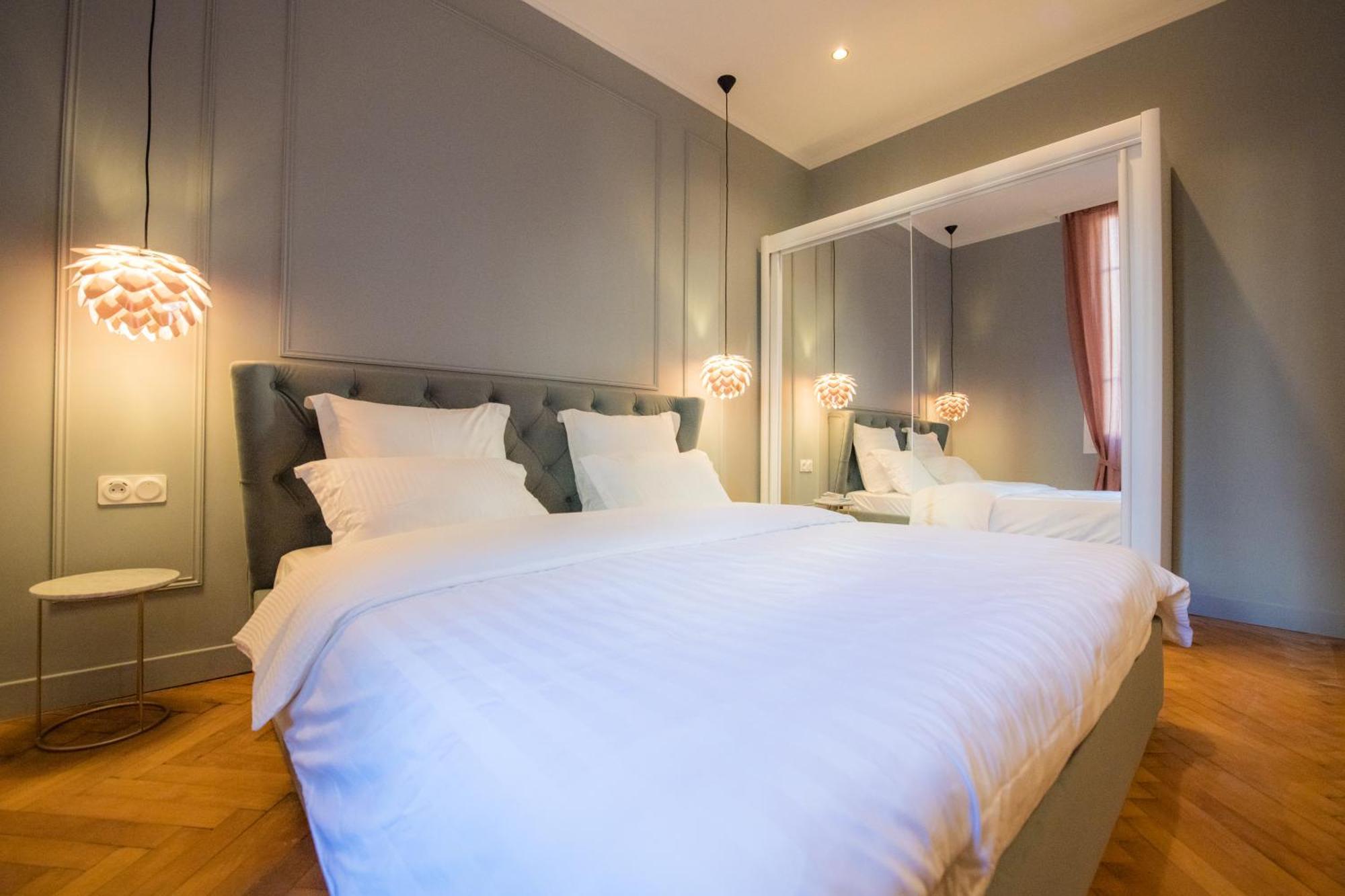 Luxurious 4beds/4baths Next To Palais Apartment *