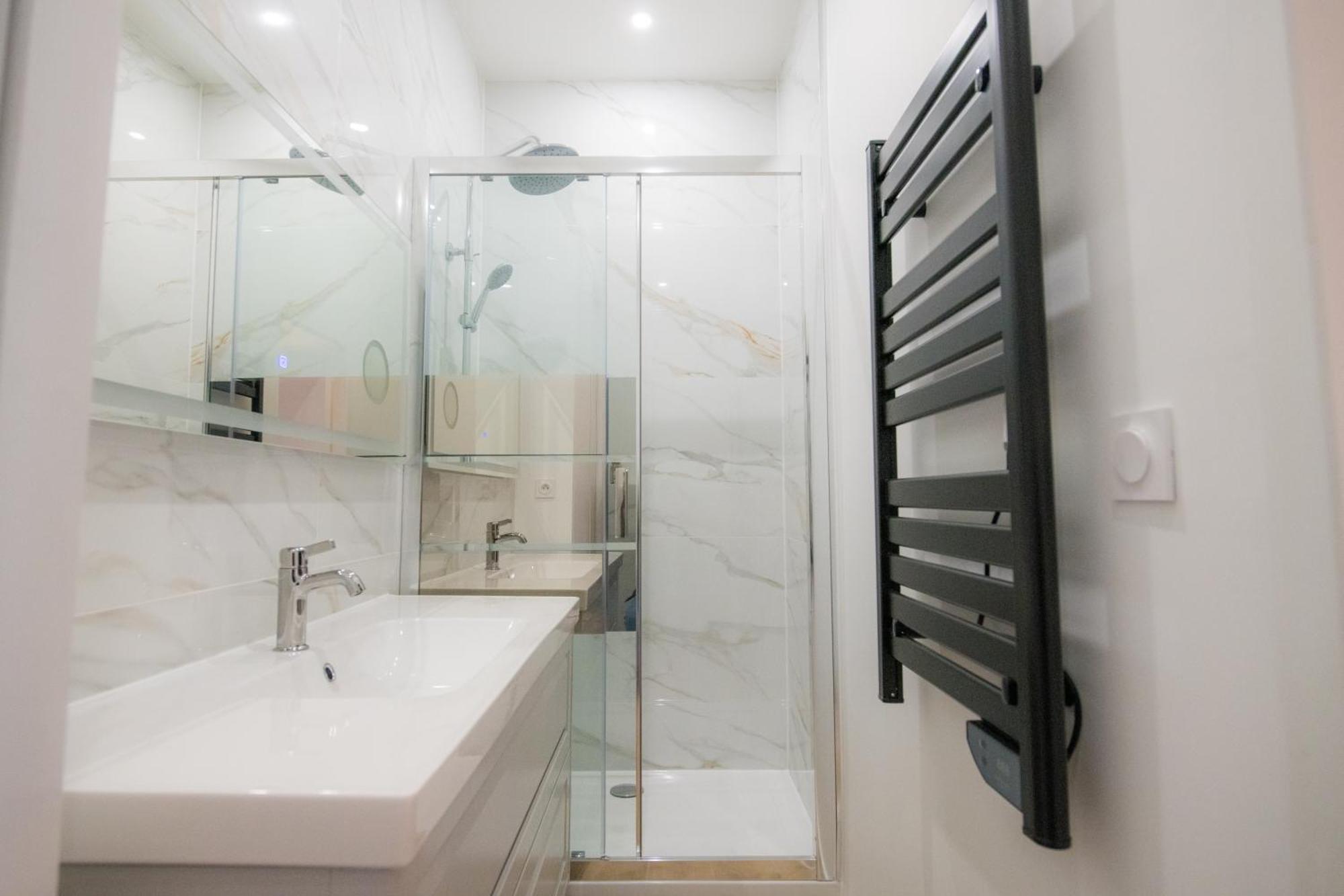 Luxurious 4beds/4baths Next To Palais *
